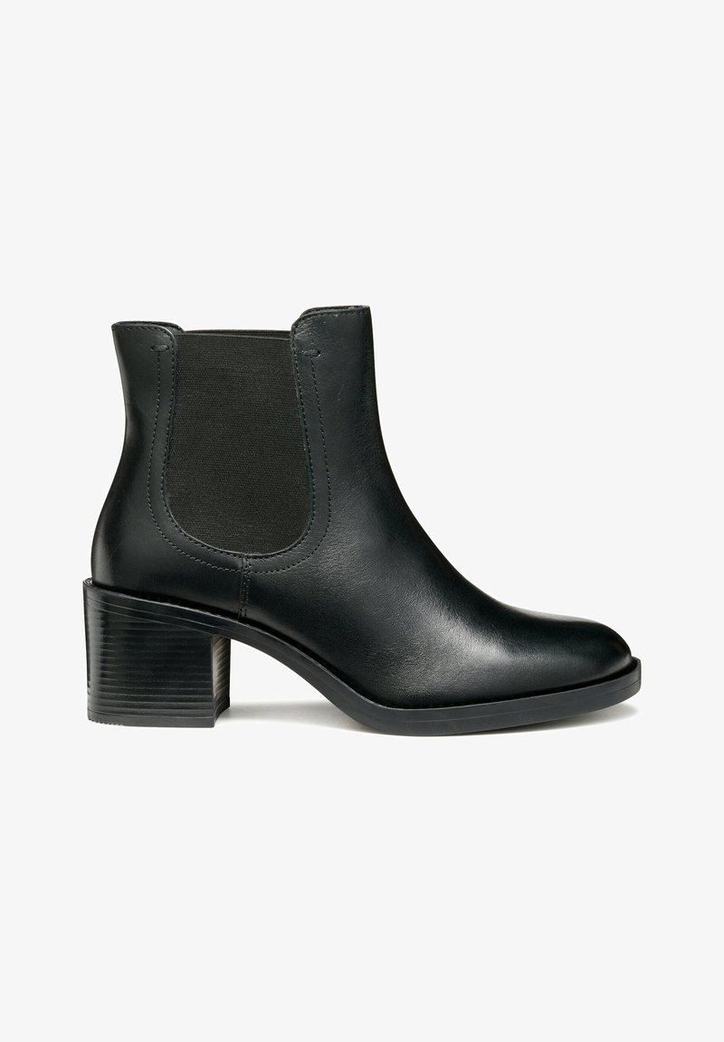 Botas de tobillo de cuero negro con paneles laterales elásticos, punta redonda, tacón de bloque texturizado y acabado suave. Adecuadas para diversos conjuntos.