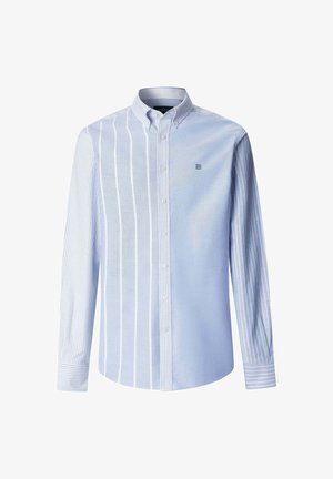 Lichtblauw herenoverhemd met knopen, met gemengde verticale witte strepen, knoopsluiting aan de kraag en een klein geborduurd logo op de linkerborst.