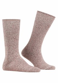 Gestrickte Socken in einem gesprenkelten roten und beigen Muster. Knöchelhöhe mit geripptem oberen Rand. Weiche Textur, entworfen für Komfort und Dehnbarkeit.