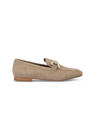 Mocassino in suede beige con tacco basso e piatto, dotato di una fascia decorativa adornata con gemme sul collo del piede. Texture liscia e design minimalista.