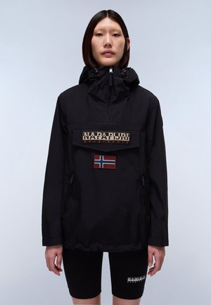 Zwarte anorakjas met een hoge kraag, merkpatch op de voorkant en een detail van de Noorse vlag. Voorzien van ritszakken aan de zijkant en een verstelbare capuchon.