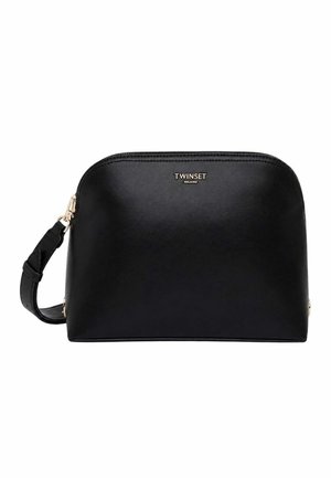 Borsa da polso in pelle nera con cerniera dorata e logo "TWINSET MILANO" impresso al centro frontale, con tracolla removibile sul lato.