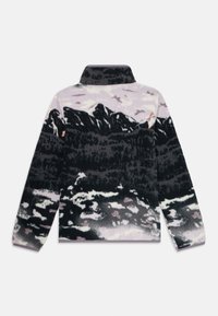 Veste en polaire avec col haut, présentant un motif abstrait de montagnes et de ciel noir, blanc et violet sur le dos et les manches.