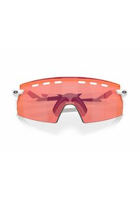 Occhiali da sole sportivi con lenti arancioni curve, montatura bianca e ritagli per la ventilazione. Presentano un design spesso e bracci flessibili per il comfort.