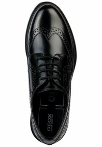 Chaussure habillée en cuir noir avec un design à la wingtip et des perforations. Présente une finition lisse, des lacets et une semelle intérieure rembourrée marquée "GEOX ULTRA COMFORT."