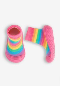 Pestré slip-on topánky s ružovou gumovou podrážkou. Vrchná časť má dizajn s dúhovým pruhovaním, kombinujúcim rôzne žiarivé farby.
