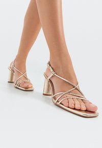 Stradivarius Sandalias de tacón - gold-coloured