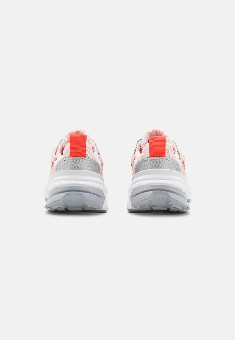Sneakers con una toma in rete rosa, accenti grigi e una linguetta sul tallone arancione brillante, con una robusta intersuola bianca e una suola testurizzata.