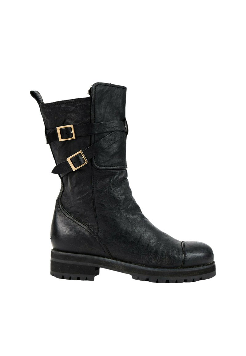 Botte en cuir noir mi-mollet avec deux sangles réglables et boucles dorées, semelle robuste et bout légèrement arrondi.