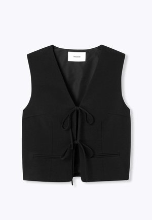 Gilet noir sans manches avec un décolleté en V profond et deux liens à l'avant, doté de deux poches fendues horizontales et d'un design épuré et minimaliste.