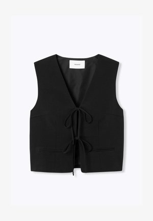 Gilet noir sans manches avec un décolleté en V profond et deux liens à l'avant, doté de deux poches fendues horizontales et d'un design épuré et minimaliste.