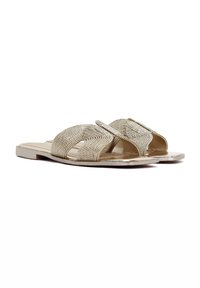 Goudkleurige sandalen met een geweven textuur, open teen ontwerp en platte zool. Heeft twee brede, gekruiste banden voor een veilige pasvorm.