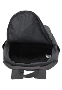 Mochila negra con parte superior curva, cierre con cremallera y un bolsillo interior de malla. Fabricada con un tejido duradero y de textura suave.