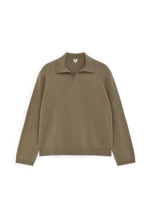 Suéter de punto de manga larga en verde oliva con cuello plano y escote en forma de V, mostrado sobre un fondo blanco.