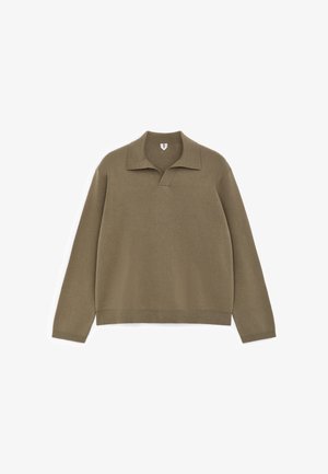 Suéter de punto de manga larga en verde oliva con cuello plano y escote en forma de V, mostrado sobre un fondo blanco.