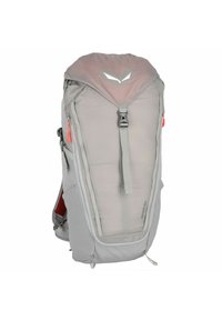 Mochila gris claro con un diseño estructurado, que presenta una solapa superior, correas ajustables y tiradores de cremallera naranjas. Lados de malla para ventilación.