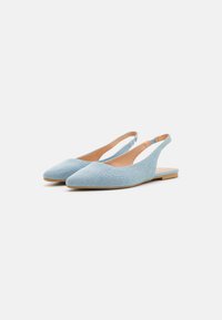 Gaiši zili slingback dzīvokļu apavi ar norādītu purngalu, mīksta auduma virspusi un plakanu zoli. Dizains iekļauj atvērtu papēdi un gludu iekšpusi.