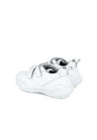 Zapatillas deportivas blancas con parte superior de cuero suave, detalles grises y cierre de Velcro. Las suelas de goma con relieve ofrecen estabilidad y agarre.