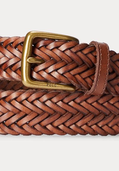 Ceinture en cuir marron tressée avec boucle en laiton gravée "POLO", montrant la texture détaillée et les coutures sur un fond blanc.