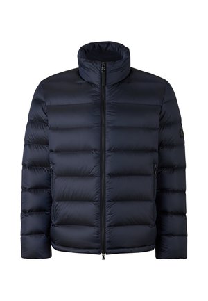 Tmavě modrá prošívaná bunda s vodorovným prošitím, vysokým límcem, předním zipem a zipovými bočními kapsami, zobrazena na bílém pozadí.