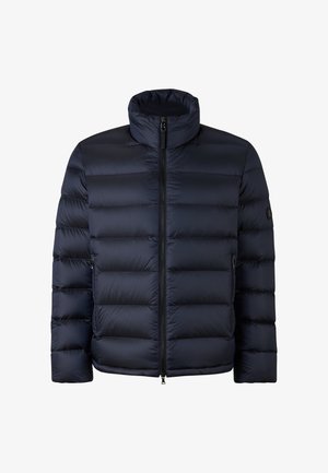 Marineblauwe gewatteerde jas met horizontale stiksels, hoge kraag, rits aan de voorkant en ritssluitingen aan de zijzakken, getoond op een witte achtergrond.