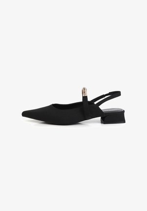 Zapato negro tipo slingback con puntera puntiaguda, elaborado en tela suave, con un tacón bajo y ancho y una delgada correa en el tobillo con un sutil detalle de marca.