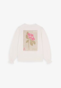 Weißer Pullover-Sweatshirt mit langen Ärmeln, das ein florales Design in Pink und Grün auf einem beigen quadratischen Patch zeigt, mit elastischen Bündchen.
