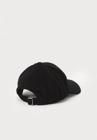 Gorra de béisbol de felpa negra con visera curva, correa ajustable en la parte posterior y superficie texturizada con detalles de costura.