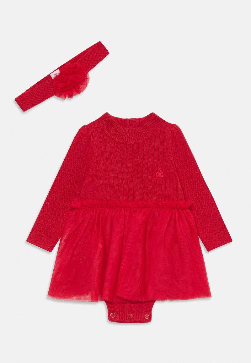 Abito rosso con corpetto a coste e gonna in tulle, con maniche lunghe e scollo rotondo. Include una fascia rossa abbinata con un accento arricciato.