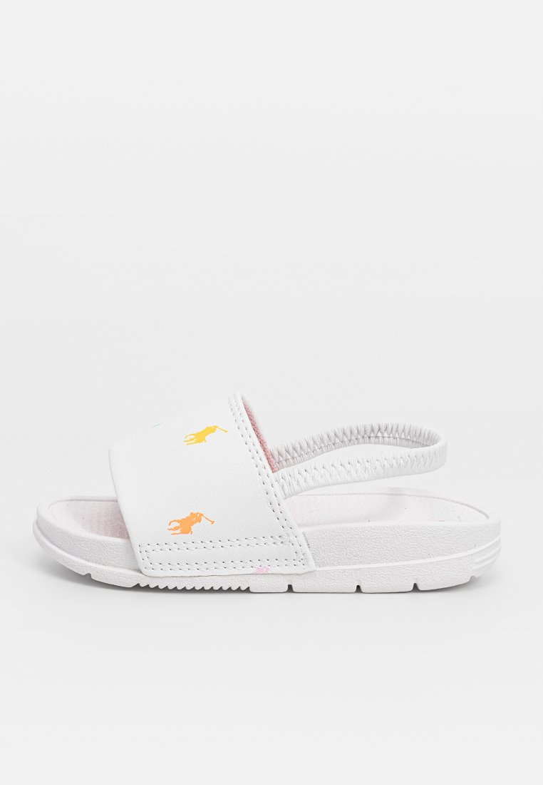 Des sandales blanches avec des logos de chevaux orange et jaune, dotées d'une large sangle et d'un dos élastique pour un ajustement sécuritaire, et d'une semelle texturée pour une bonne adhérence.