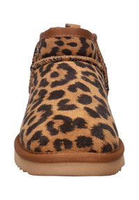 Leopardprint enkelboots van suede met een bruine rubberen zool. Voorzien van een ronde neus en decoratieve stiksels langs de randen.
