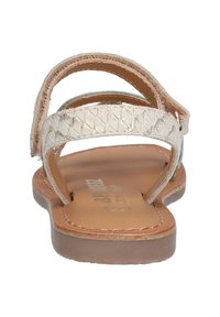 Platte sandaal met metallic beige banden, textuurdesign en een open achterkant. Voorzien van een bruine leren binnenzool en een minimalistische zool.