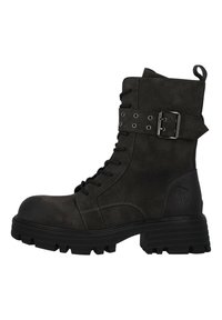 Stivale alla caviglia in suede nero con allacciatura frontale, fibbia regolabile e suola in gomma texturizzata. Presenta una suola spessa e robusta con battistrada e cuciture a contrasto.