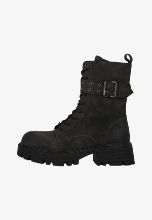 Schwarze Wildleder-Ankle-Boots mit schnürbarem Vorderteil, verstellbarem Riemen und strukturiertem Gummisohle. Eigenschaften sind dicke, robuste Profilsohle und kontrastierende Nähte.