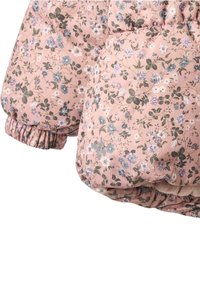 Kvetinová pufovaná bunda v jemnej ružovej farbe, s potlačou modrých a bielych kvetov, so sťahovacími manžetami a textúrovanou podšívkou.