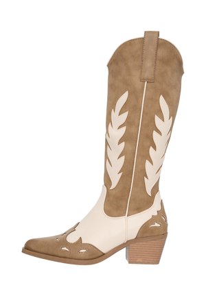 Bruine en witte cowboylaarzen met een puntige neus, bloemmotieven en een gestapelde hak. Gemaakt van leerachtig materiaal met decoratieve stiksels.