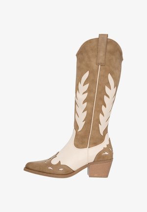 Bruine en witte cowboylaarzen met een puntige neus, bloemmotieven en een gestapelde hak. Gemaakt van leerachtig materiaal met decoratieve stiksels.