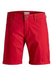 Pantalones cortos rojos brillantes con un dobladillo enrollado, que cuentan con bolsillos y un cierre de botón frontal. Etiqueta visible en el interior de la cinturilla. Estilo casual de verano.
