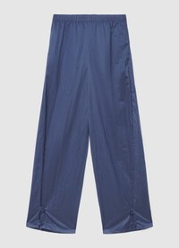 Marineblaue Hosen mit weitem Bein, elastischem Bund, glatter Textur und zwei Knopfakzenten am Saum. Leichtes Gewebe.