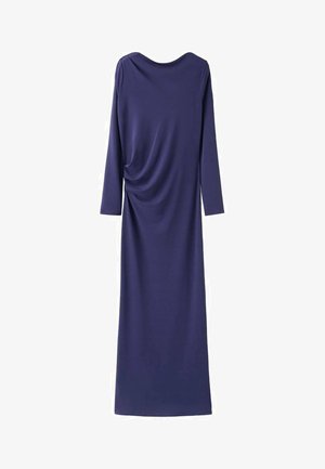 Langærmet, gulvlængde kjole i dyb lilla stof. Har en løs, draperet udfordring og samlede detaljer på siden. Glat tekstur.