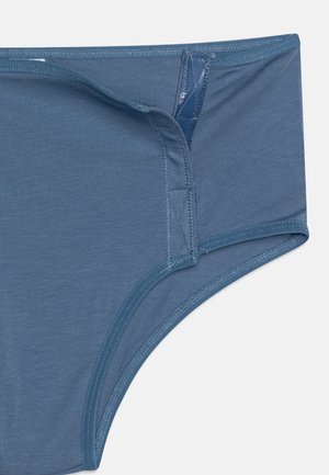 Boxer din bumbac albastru, având o textură netedă, un elastic elastic, cusături plate și o ușoară strălucire pe panoul lateral pentru un plus de detaliu.
