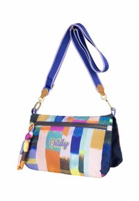 Sac à bandoulière rayé coloré avec une large sangle violette, une fermeture éclair à l'avant et une pochette décorative attachée à la tirette de la fermeture éclair.