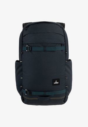 Dunkelblauer Rucksack mit einer strukturierten Oberfläche, ausgestattet mit verstellbaren Trägern, einer Fronttasche und einem Logo-Branding auf der unteren Seite.