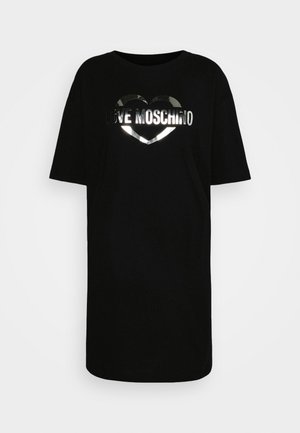Czarna sukienka z krótkim rękawem z błyszącym srebrnym sercem i napisem „LOVE MOSCHINO” na wysokości klatki piersiowej.