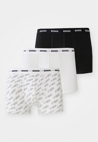 Trei perechi de boxeri Diesel: una neagră, una albă și una albă cu un model repetat de logo. Toate au brâuri elastice cu brand.