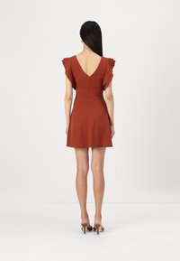 WAL G. PLUNGE NECKLICE WITH FLUTTER SLEEVES DRESS - Dienas kleita - burnt orange