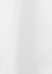 Weißer Textilstoff mit einer weichen, matten Oberfläche, die leichte Variationen in der Webart aufweist, geeignet für Kleidung oder Heimtextilien.
