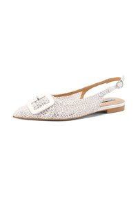 Scarpa flat slingback bianca con un intricato design in rete simile a pizzo, punta affilata e una grande fibbia rettangolare accento sulla parte anteriore.