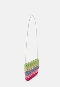Sac en crochet multicolore avec une bandoulière chaîne. Présente des rayures horizontales vertes, bleues, roses et violettes, mettant en valeur un design texturé.