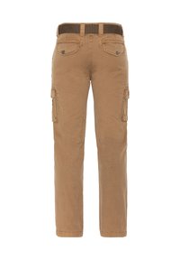 Tan cargo-pantalon van katoen met een geweven bruine riem, voorzien van zijzakken en achterzakken. Zachte textuur, rechte snit.